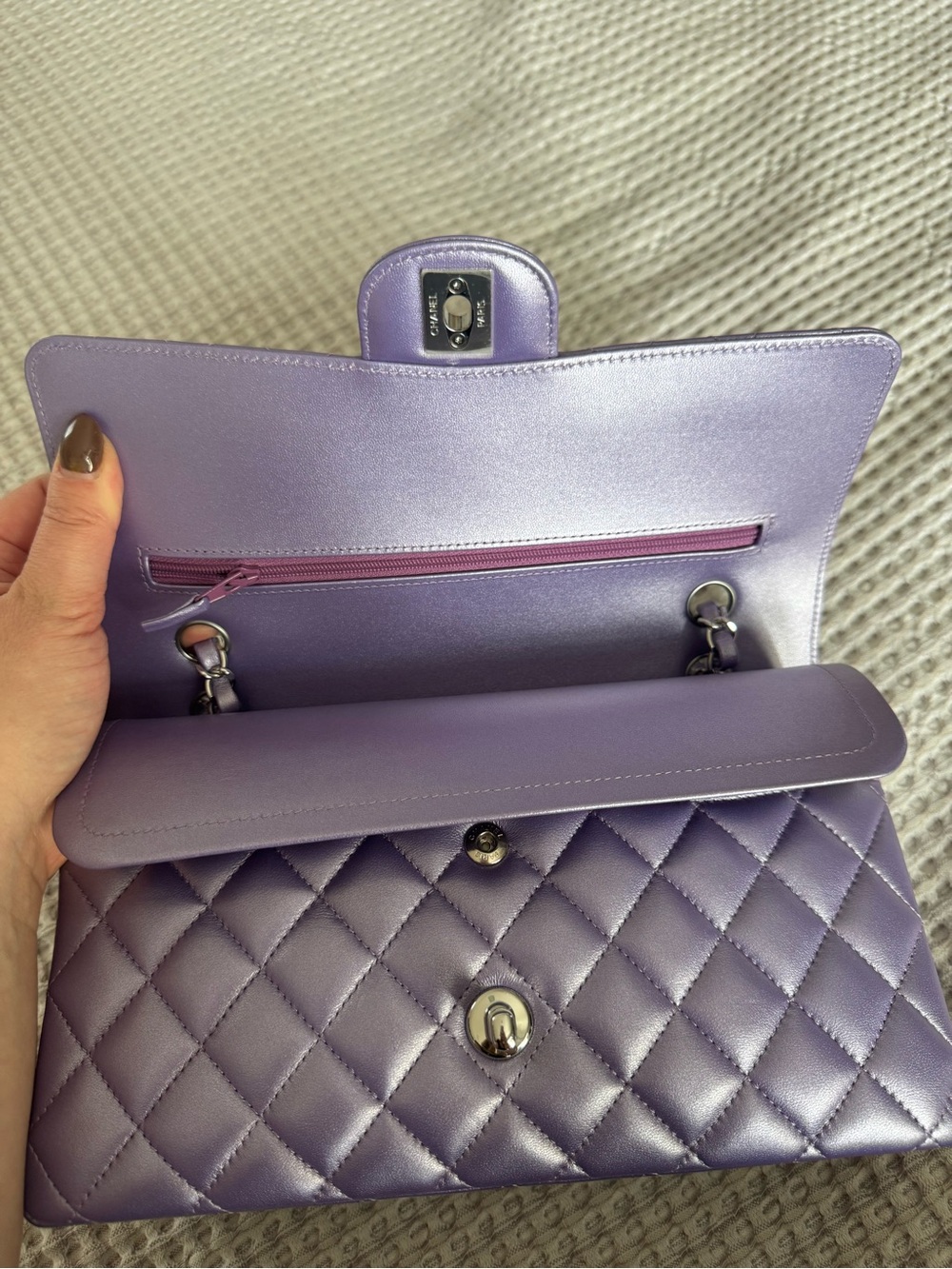 CHANEL Lavender Quilted Lambskin Classic Flap medium 23P - Picture 4 of 16